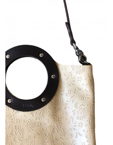 B32 tote, embossed floral En savoir plus