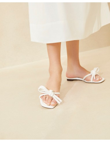 Hadley White Bow Sandal brillant des détails fins