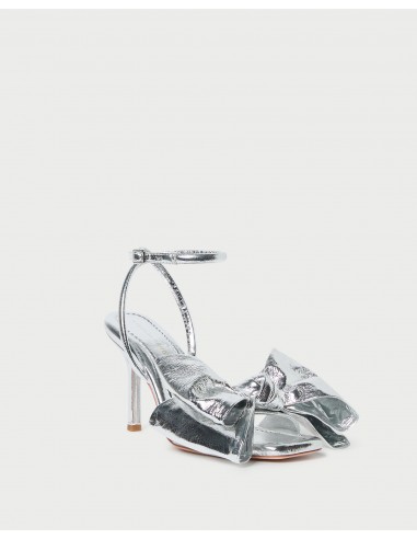 Marlena Silver Leather Bow Sandal s'inspire de l'anatomie humaine